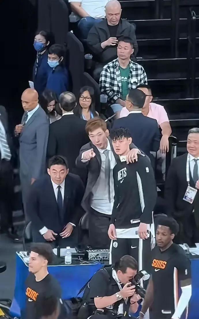 非常不理解周琦的这个行为！曾凡博还没有开始上场比赛，周琦就把小曾叫到跟前，本以为