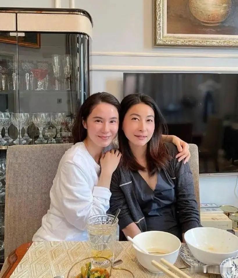 郭晶晶与闺蜜的豪宅聚会照，没有珠光宝气的刻意，只有深V衬衫配齐肩发的随性松弛。她