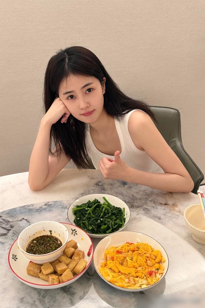 于正把她从中专生捧成顶流，九年合同一到期，她扭头就退了公司大群。你以为这是翅膀硬