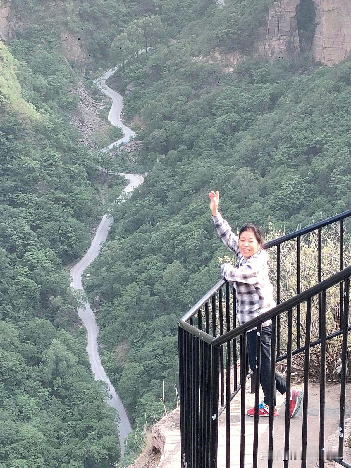 我们一家三口陷入就业焦虑！最近发现，应届生的身份就像一张限时优惠券，过期就失