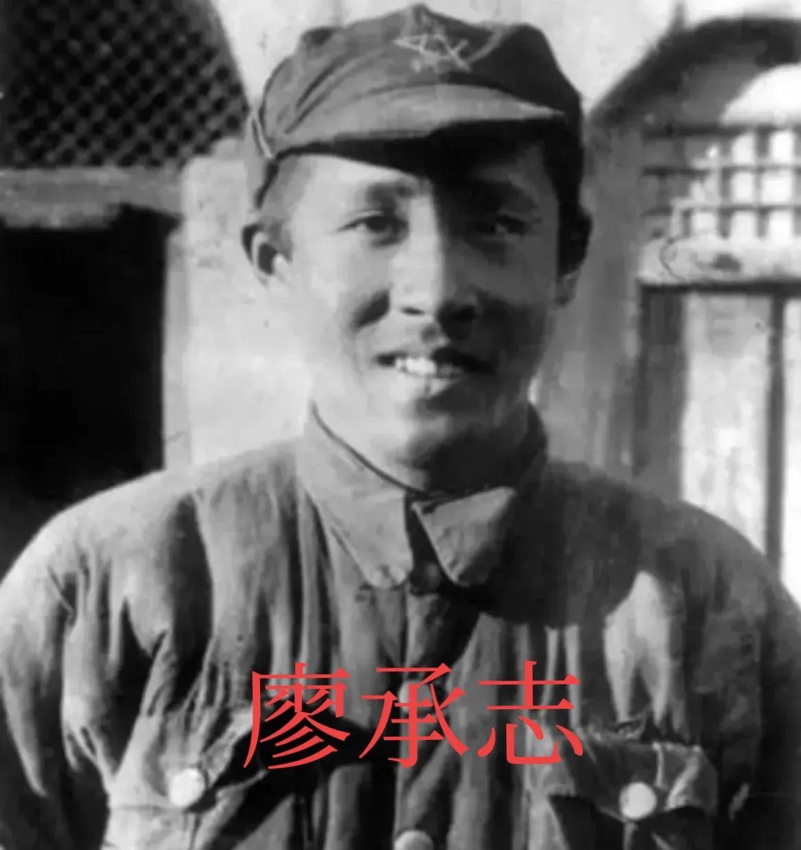 1936年，廖承志结束长征，到达陕北，拍了一张军装照片，寄给母亲，给母亲何香凝报