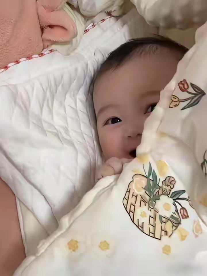 古巨基幸福的晒娃，像年画娃娃，可爱极了！他老婆已经57岁了，是明星有钱就可以延缓