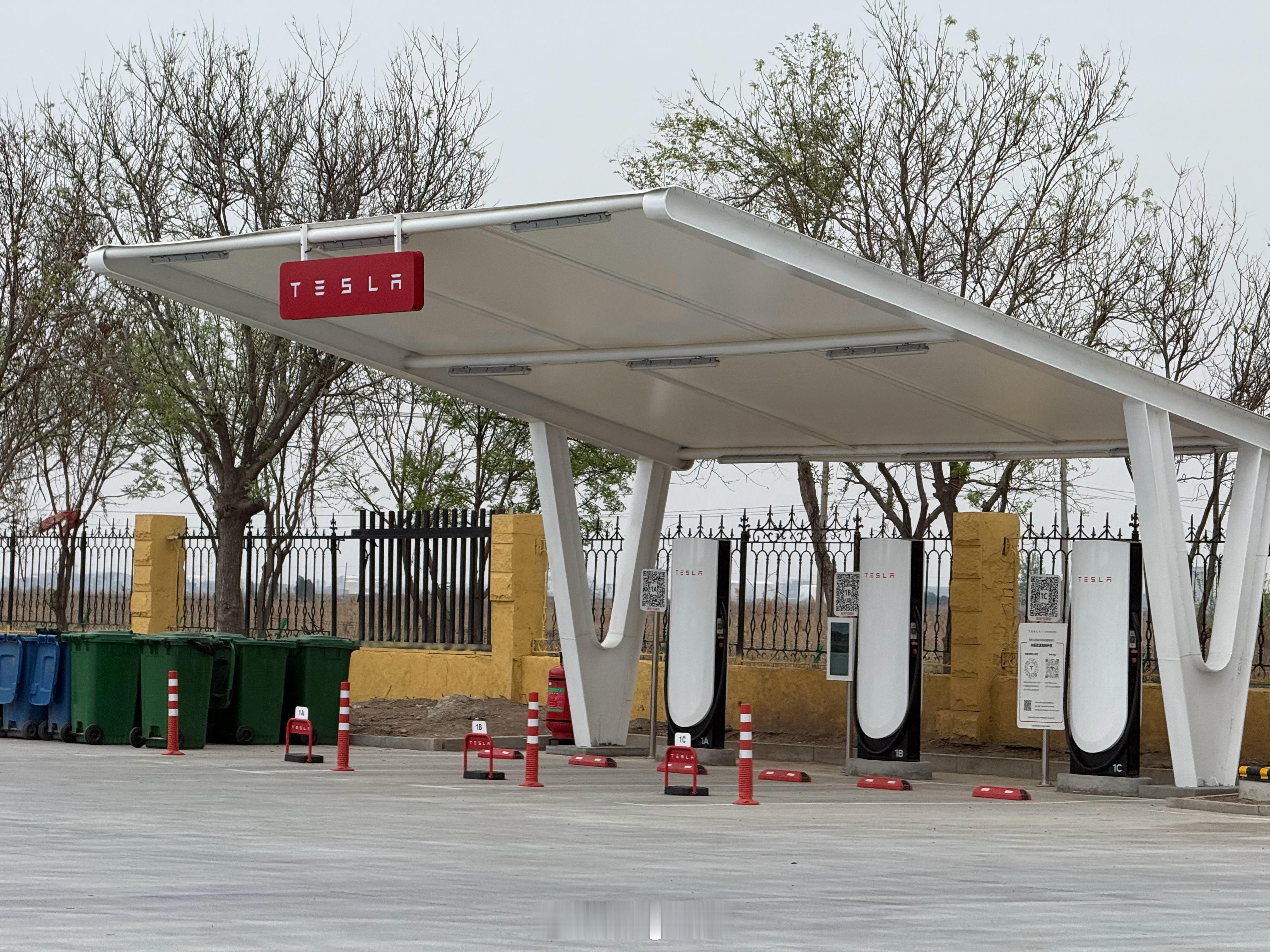 特斯拉也开始在高速建桩了吃口东西回来停满了