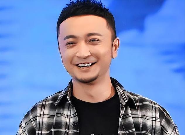 央视主持离婚后，把日子过成了“静音模式”。没哭诉，没撕扯，清空所有动态，简介换