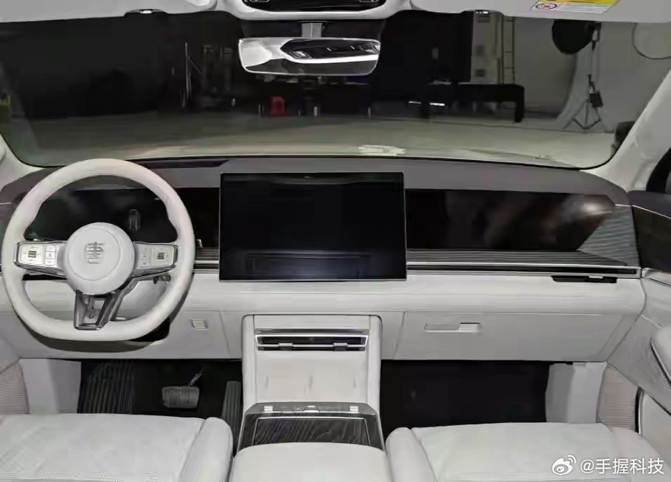 比亚迪全新D级全尺寸SUV“大唐”预计4月开启预售，5月上旬就能提车。这车有纯电