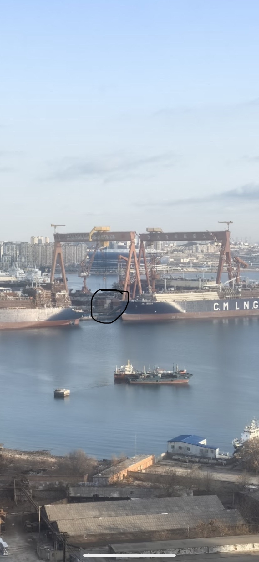 004开始吊装机库侧壁模块继18日吊装舰尾分段后今日开始吊装机库分段，其目前搭