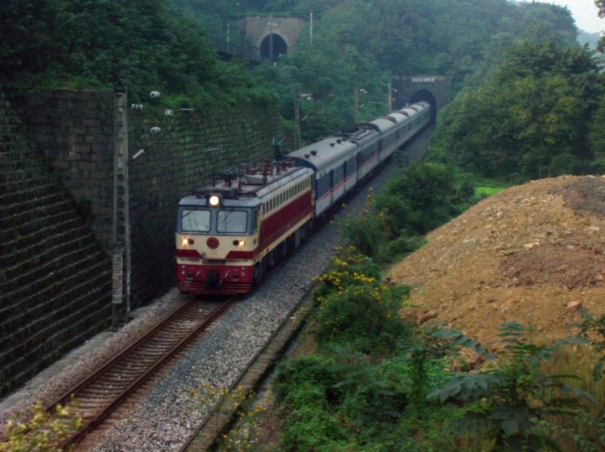 同一片地方相隔十五年的图，这是重庆沙坪坝区新桥附近，图1拍摄于十五年前，图中是北