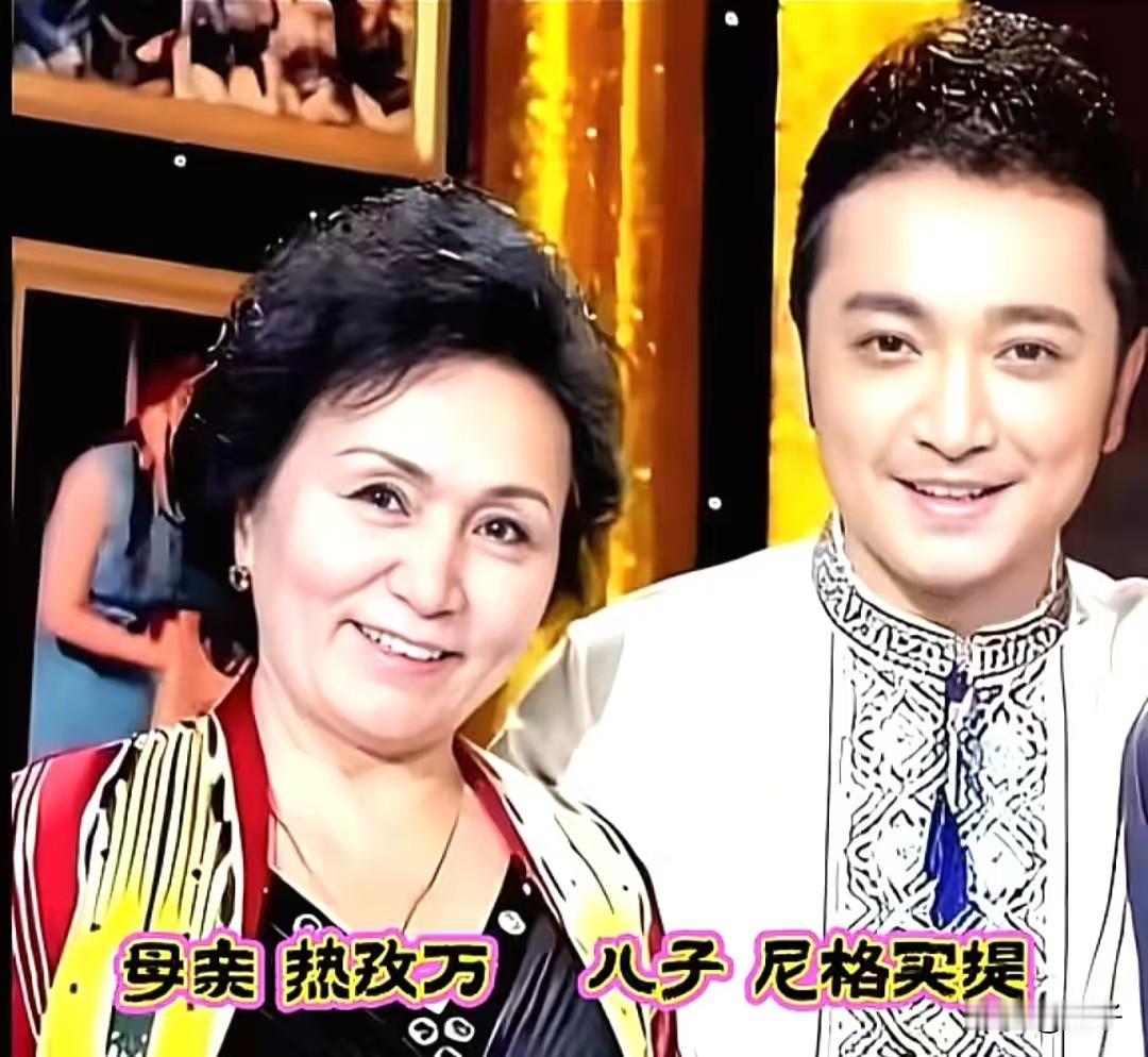 台上，他们是从容沉稳的央视主持人，用声音传递资讯；台下，他们也是父母的孩子，受家