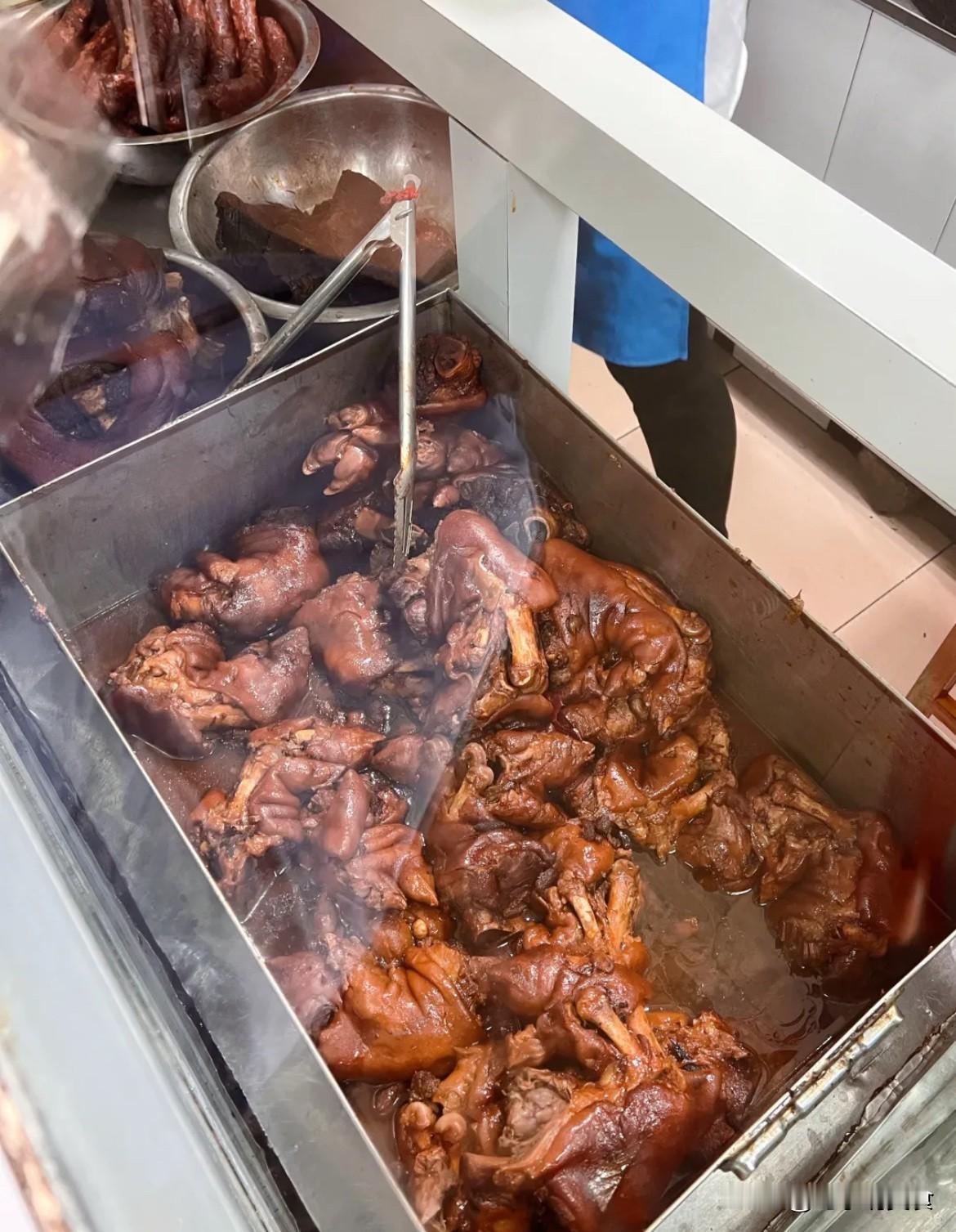 这个饭馆是一个奇葩的存在医学院这一溜拆迁了，这个奇葩馆子也换地方了，记得20