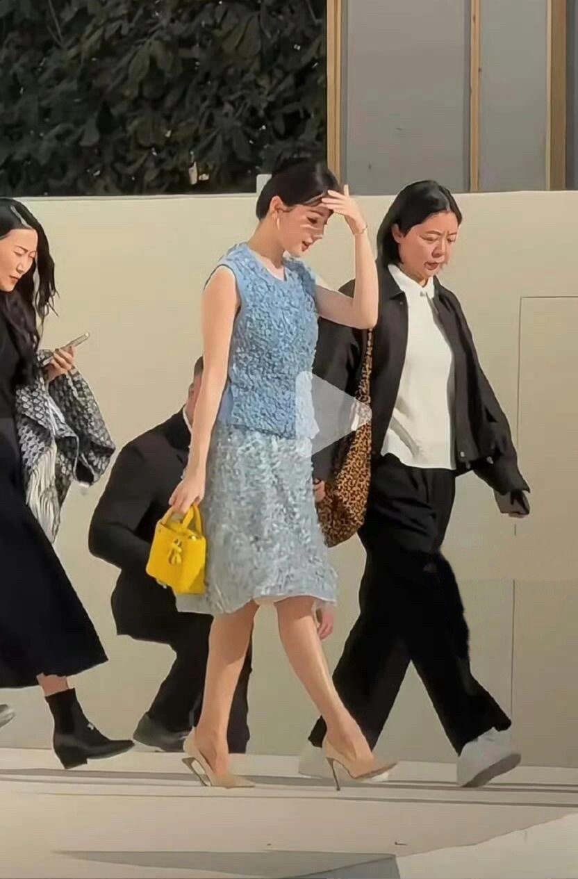 迪丽热巴鞋跟断了垫着脚走完了，看左腿的肌肉都出来了​​​