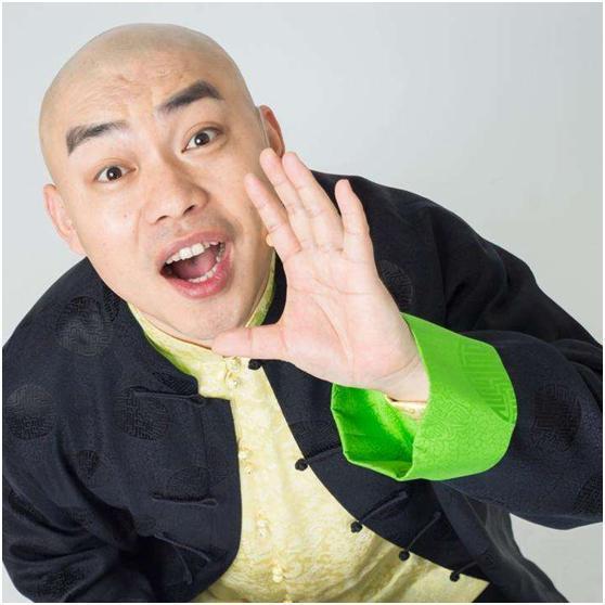 程野如何进入的本山传媒，早年他在东北二人转小剧场跑场，演丑角、耍绝活，吹唢呐、演