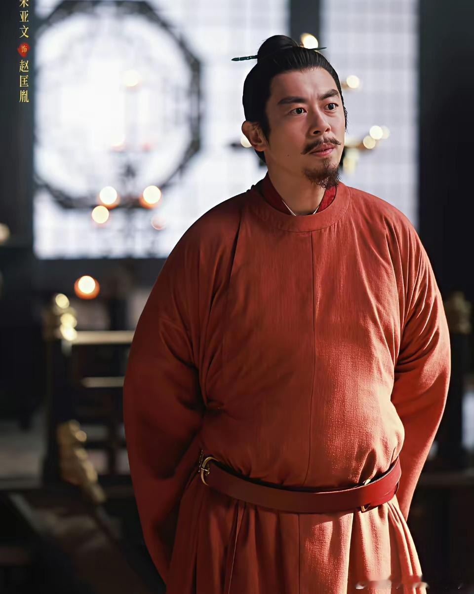 有点看不懂，历史上的赵匡胤是胖子，但是朱亚文不是啊。道具组为什么要给朱亚文这么大