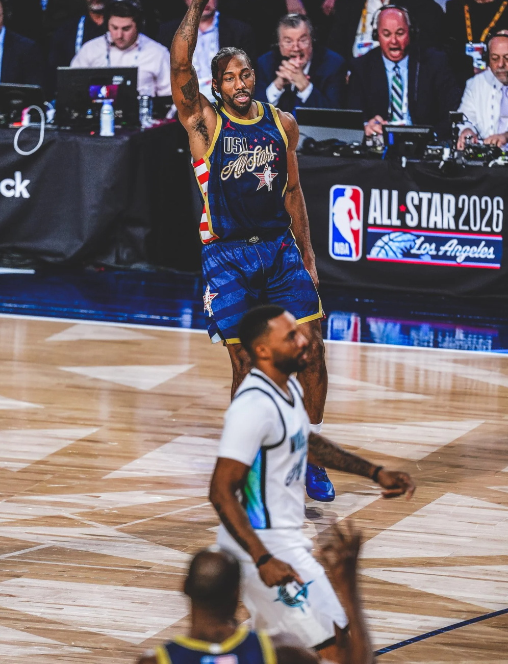 全明星正赛，美国条纹队48-45战胜世界队。本场比赛，科怀-伦纳德出战12分钟