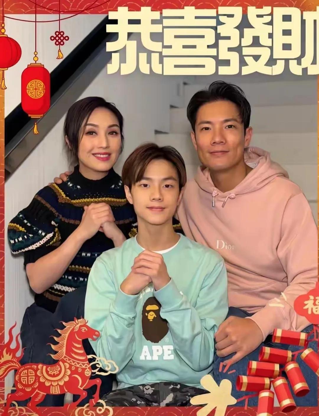 跟爸爸共用一张脸啊杨千嬅的儿子跟老公太像了脸型，嘴巴，发型简直一模一样