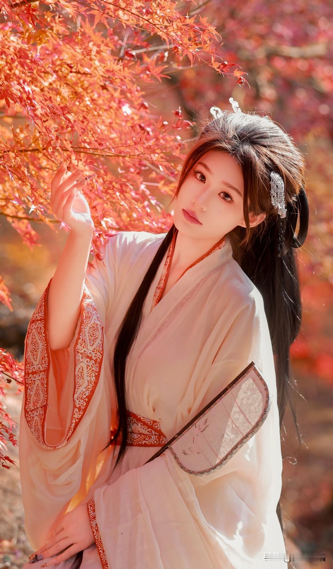 秋日红叶下的古典美人，惊艳了时光。