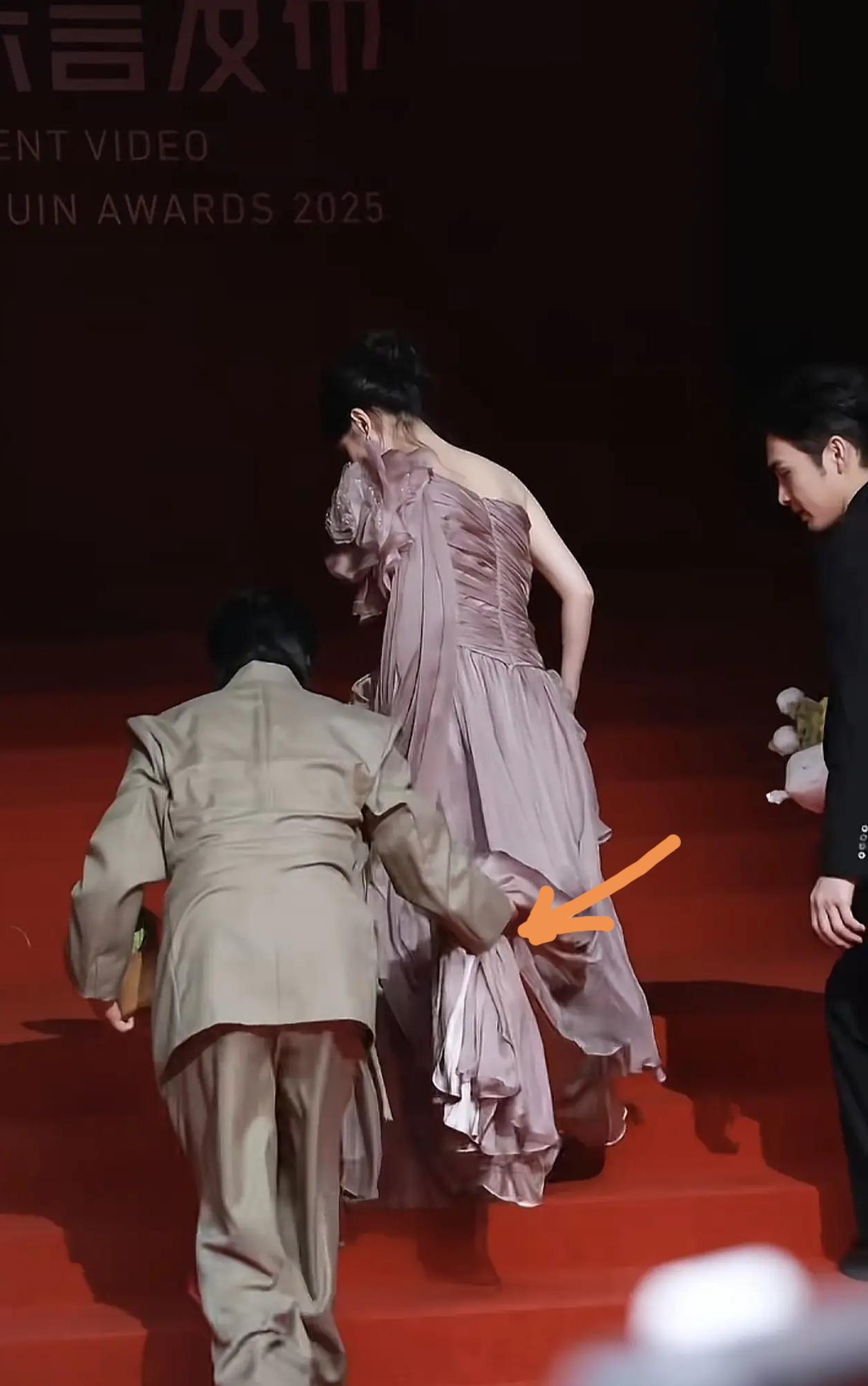 张彬彬这“绅士手”翻车翻得有点可爱啊！红毯上帮毛晓彤提裙子，一使劲差点把裙摆拎到