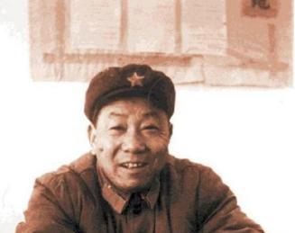 1953年，美国顶级狙击手艾克上校在一次射击中打中了一名志愿军战士，让其掉进了壕