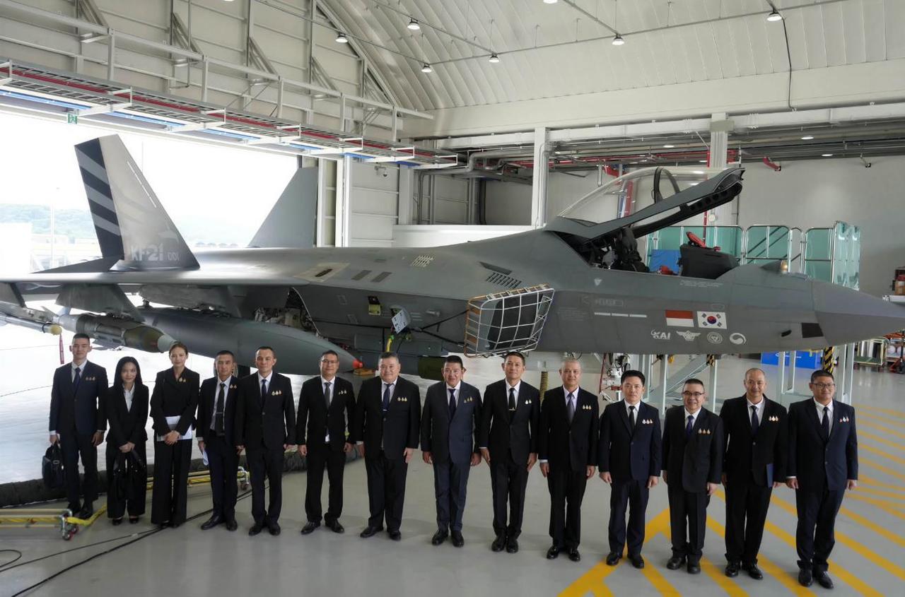 泰国派人参观韩国KF-21战斗机？照片都公布了。不过也不奇怪，泰国空军现役