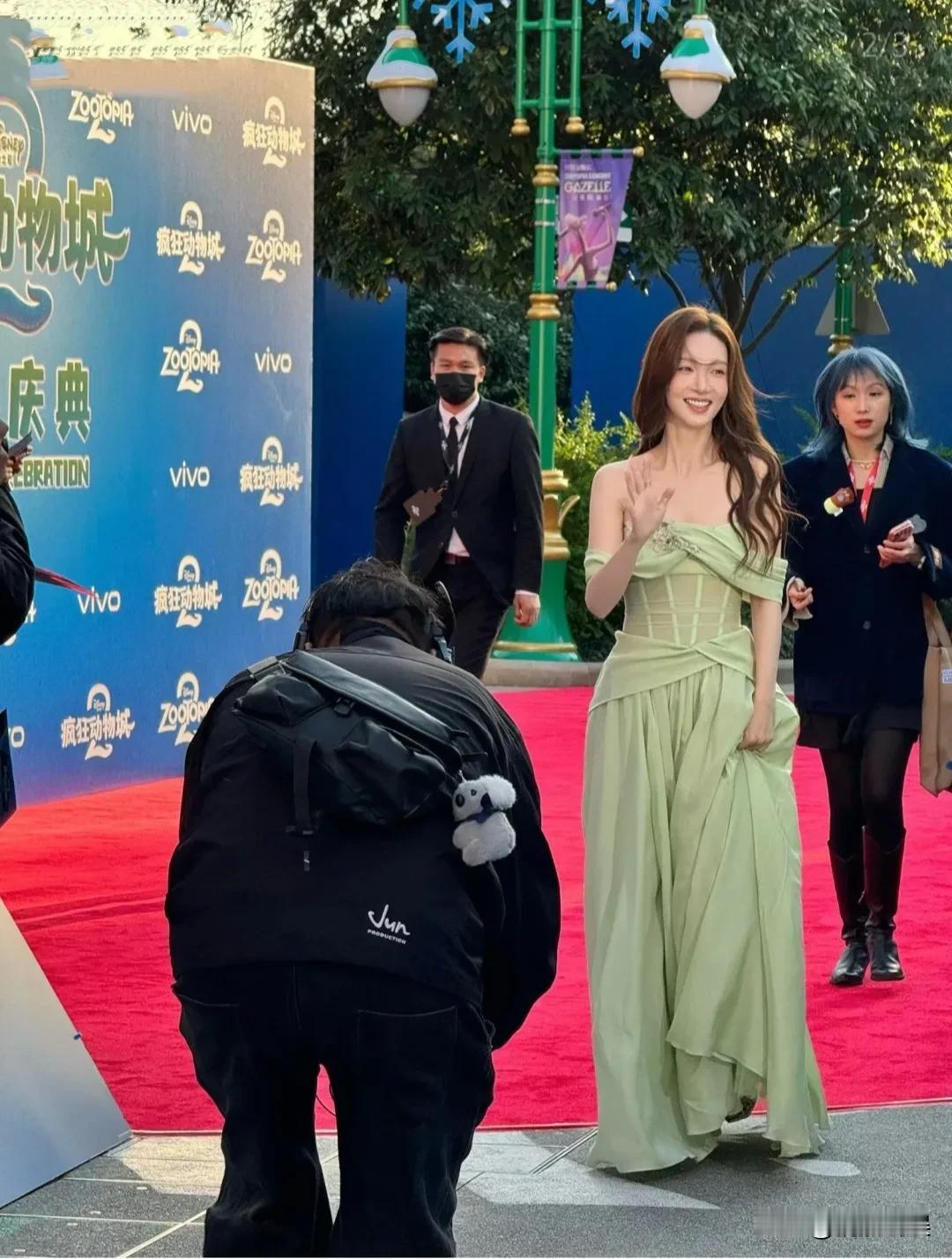 我发现，金晨的脸又“正”回来了！金晨在上海出席活动，穿着一身绿色抹胸裙，身材高