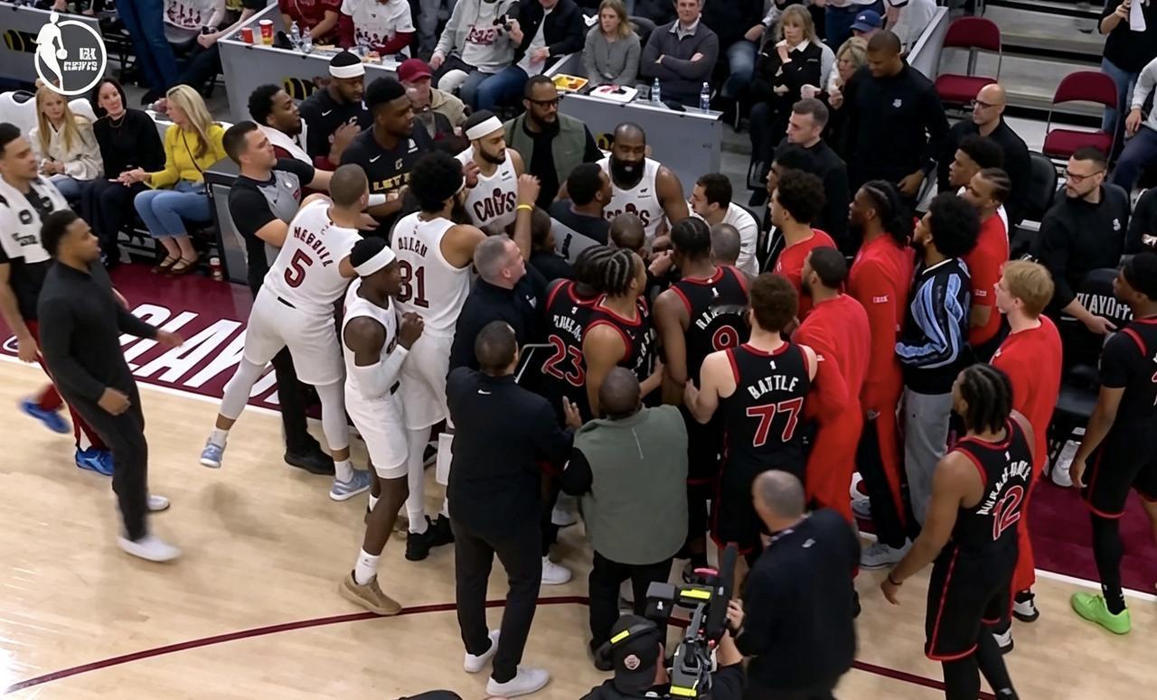 赛后采访时，巴雷特谈到这次跟哈登的冲突。他说道：“别走到我们替补席来将球，我会