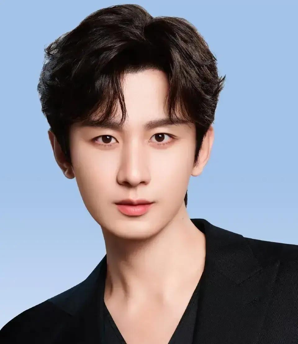 成毅哥，收手吧！这两年你像把古装焊身上，大侠、复仇者来回横跳，造型复制粘贴