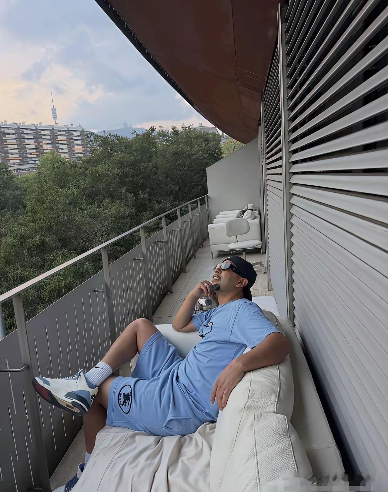 父凭子贵的典型，养个儿子是来报恩的。亚马尔让他爹当上富一代，本该是中年男人最累的