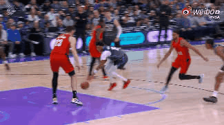 这不扣篮大赛？贝利：自抛自扣挺简单啊！面对克林根一个虚晃，然后探步一抛完成双手