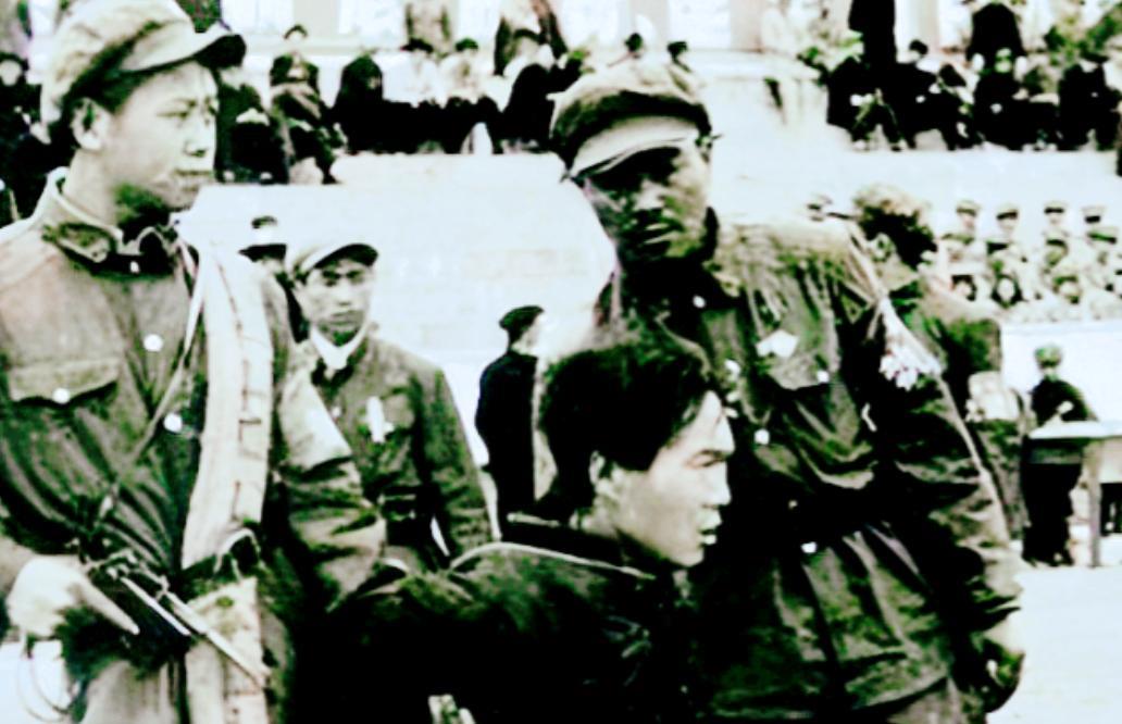 1955年寒冬，山东胶县的土路上，一辆押解车颠簸前行。37岁的死囚安乐三蜷在角落
