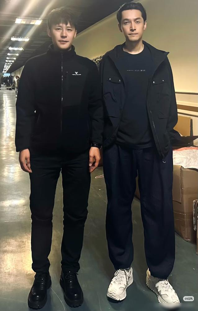 胡歌这双鞋太好看了吧，一看这款式和样子就知道肯定不便宜，挺贵的。​这鞋确实挺