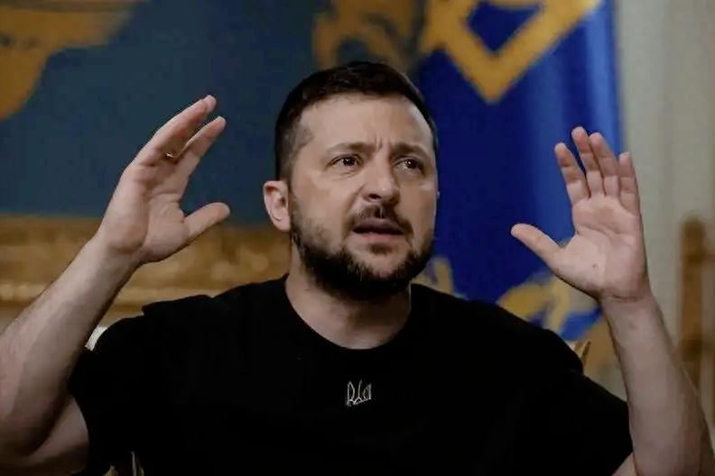 基辅这回是彻底崩不住了！泽连斯基终于不再嘴硬，亲口承认基辅60%的区域陷入黑