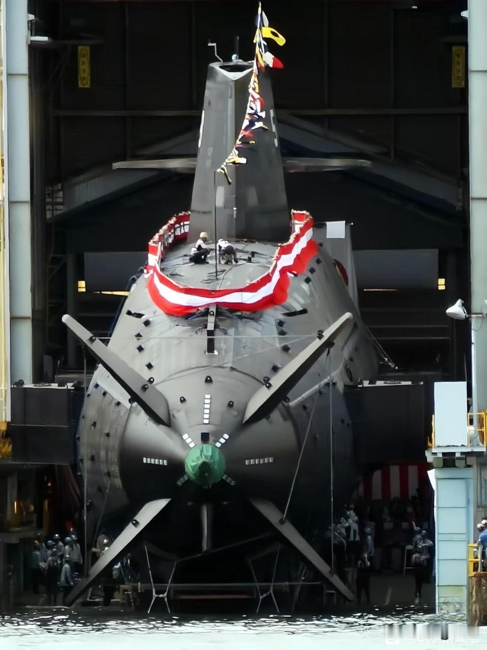 日本第六艘大鲸级潜艇苍鲸号（舷号SS-518）下水。大鲸级潜艇艇长84米，