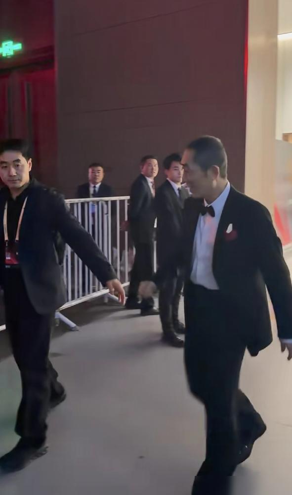 张艺谋金鸡奖接受采访，怼脸拍太吓人了，老得脱相了都，眼皮往下耷拉，精气神全无。