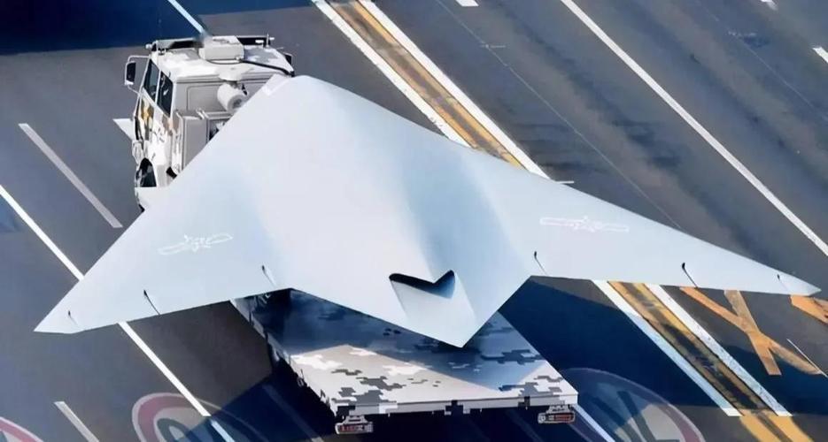 攻击-11隐身战斗机，官宣服役了！这是全世界第一款正式服役的飞翼隐身无人机。