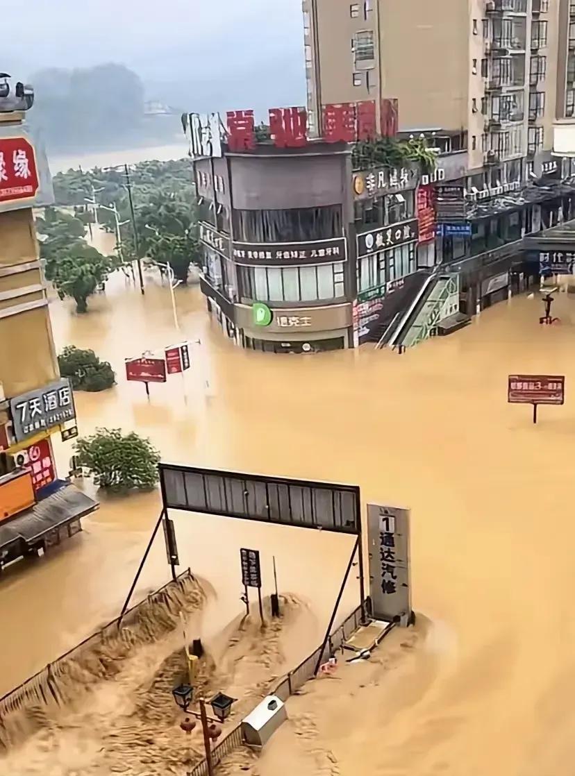 榕江这次两遇洪水，最受伤的还是很多农户，本不富裕的家，遭受连番天灾，这个夏天太难