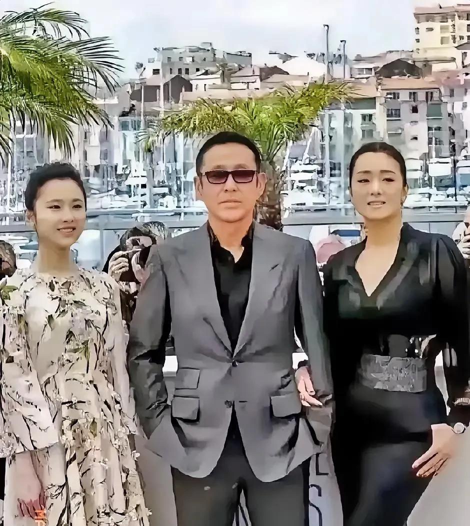 女演员中，只有巩俐敢这样挎着陈道明的胳膊一起合影吧？陈道明的清高是有名的，和他一