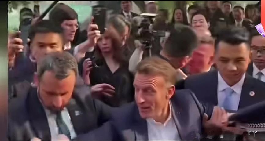 马克龙访川大那天，现场学生直接把路围得水泄不通，中法保镖的“画风差”直接成了名场