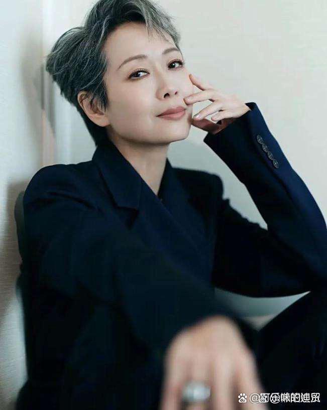 叶童回应亲哥哥李忠宁当保安。 叶童说：我知道他现在在香港当保安，收入很...