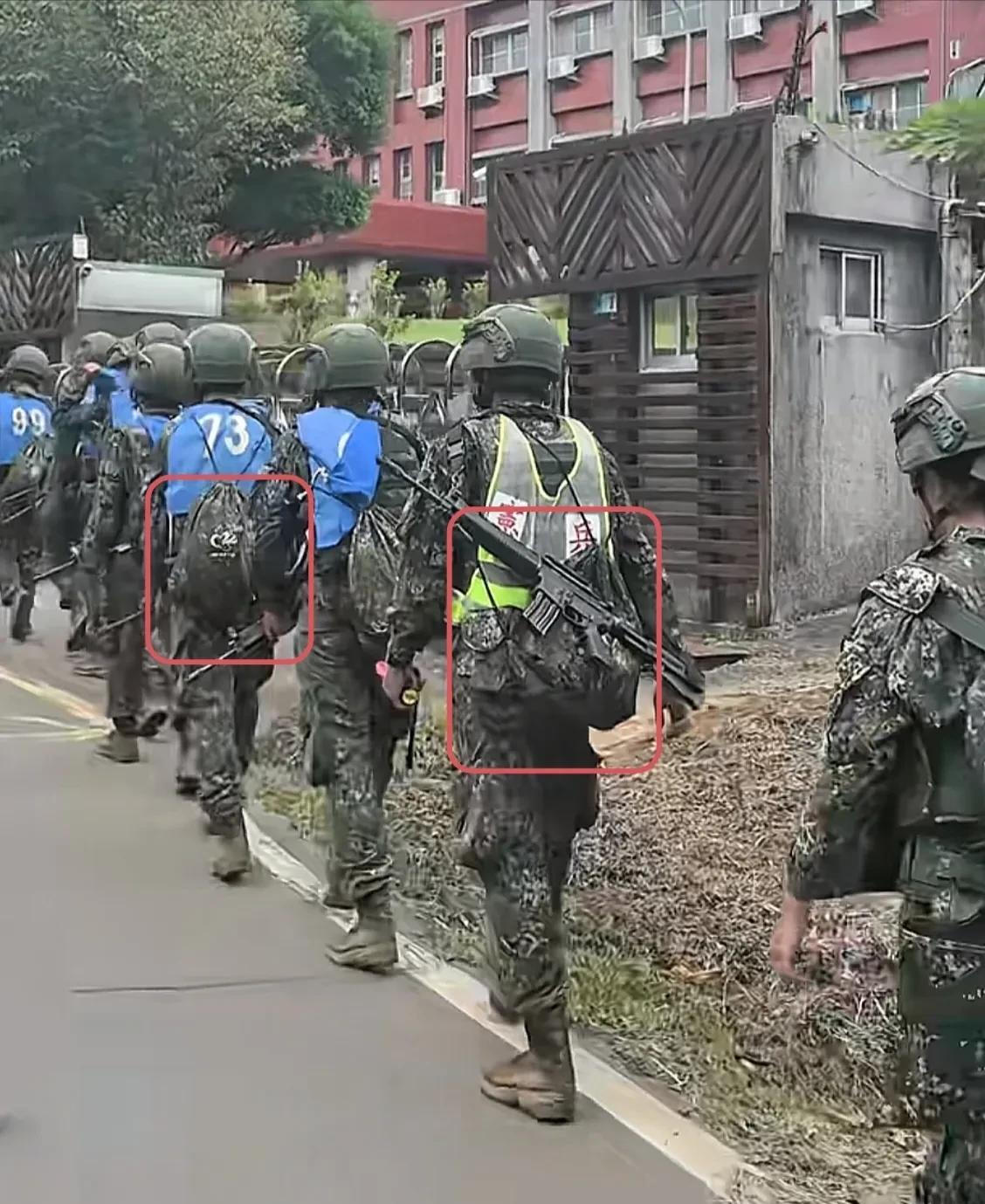 请仔细看一个细节：一小队台军野外拉练时竟然背着一个小麻袋一样的背包。这应该是台湾