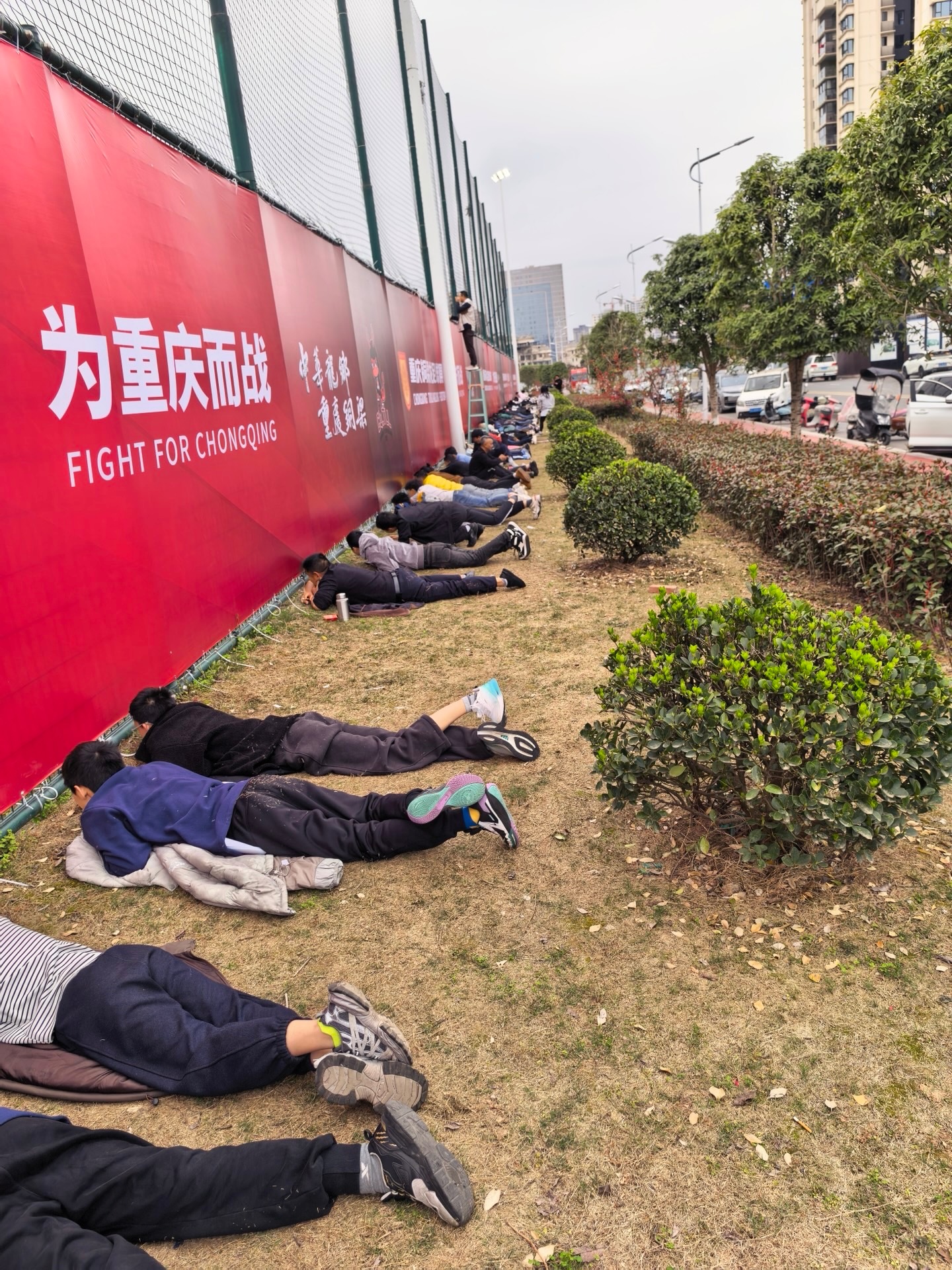 群里的网图，球迷看个热身赛可太难了中超联赛重庆铜梁龙