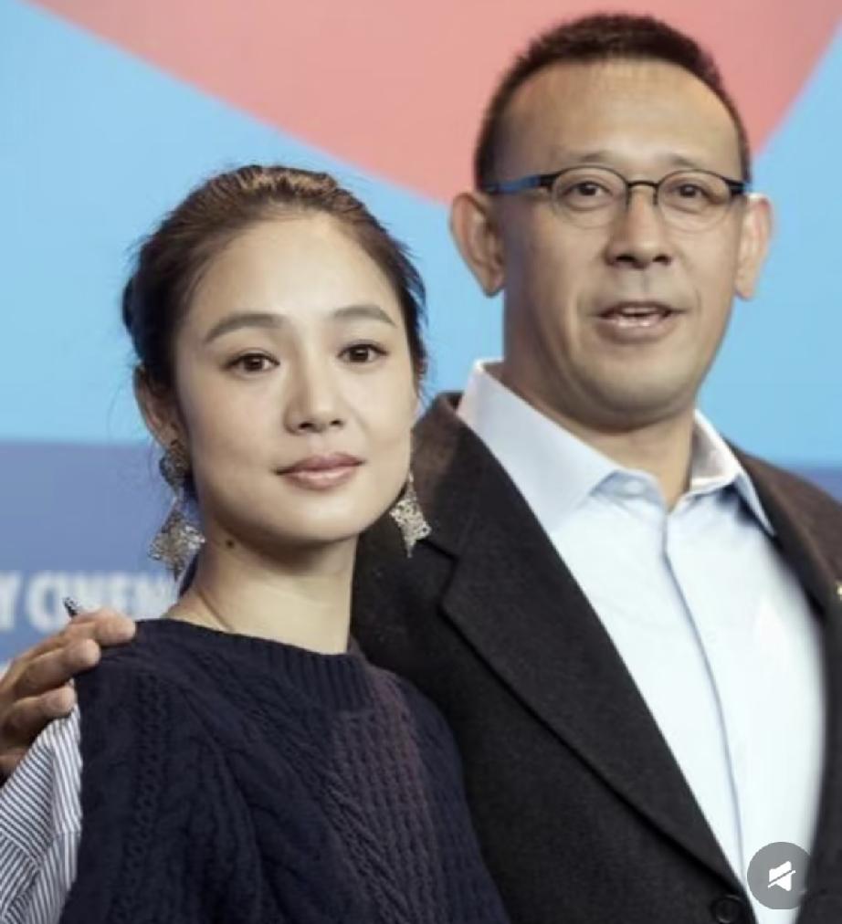 都说男孩像妈，女孩随爸。姜文的子女却是个例外。他的女儿姜一郎甜美清秀像妈妈