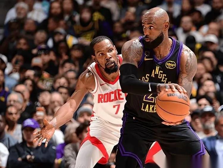 现在这支湖人，说白了还是靠詹姆斯一个人扛着往前走，而且带队的还是一个年纪已经摆在