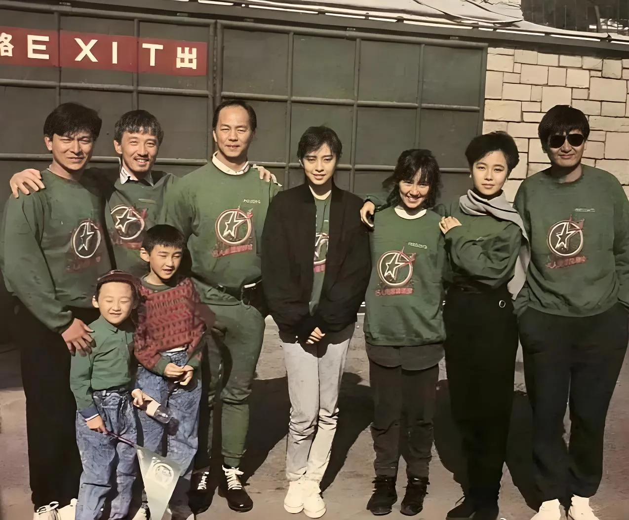 1987年，王祖贤与刘德华、周润发等，一张珍贵合影，那时他们都很年轻198