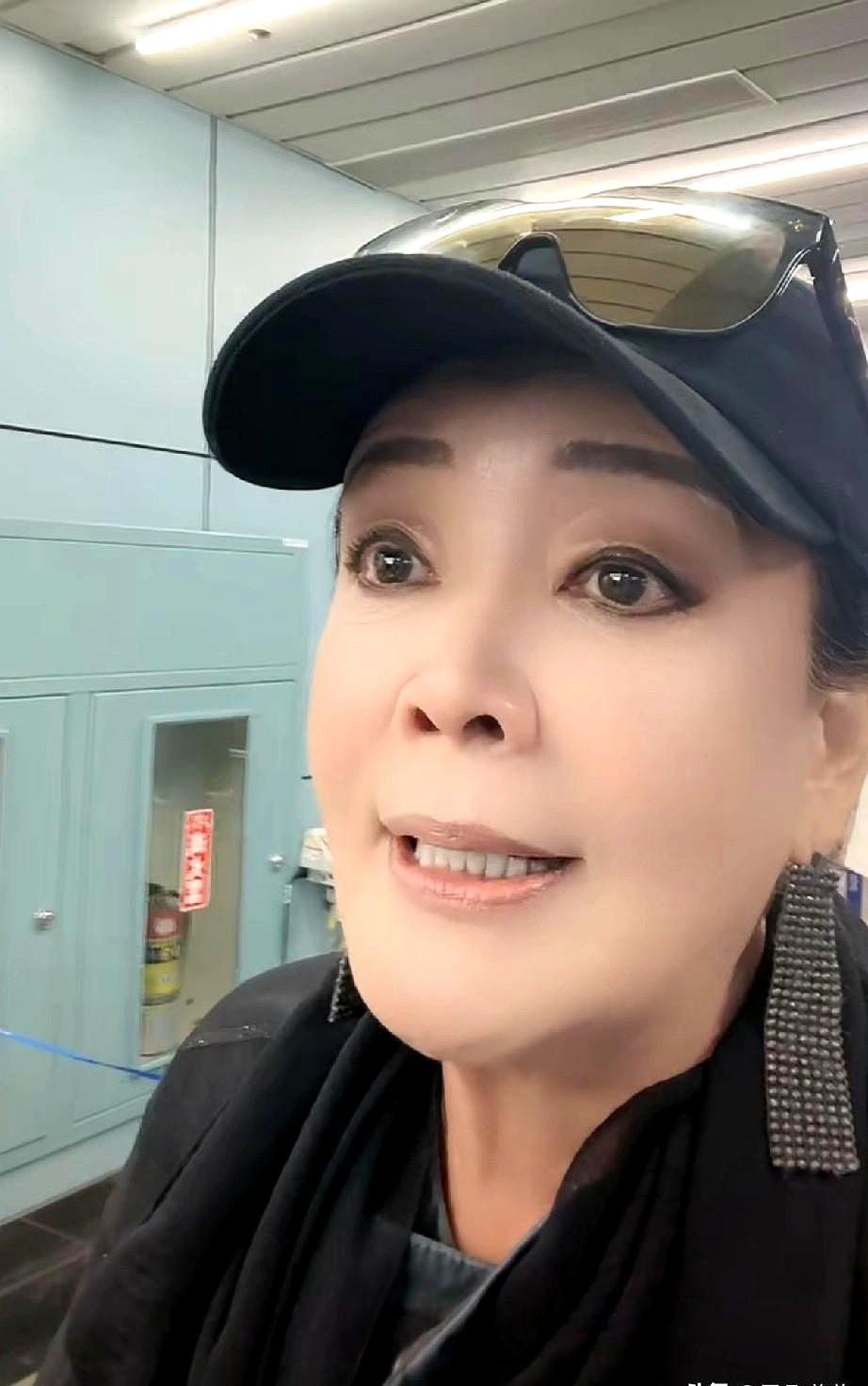 一个人坐飞机回北京，兰姐在机场跟网友聊天时主动提了体检结果！这事儿挺有意思，一