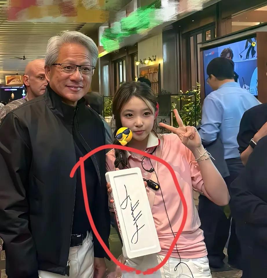 黄仁勋签名写的什么，不像中文也不像英文