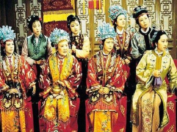 她们叫她们，从来是“太太”或者“大太太”“二太太”。所谓“以娘家姓称”，并不是