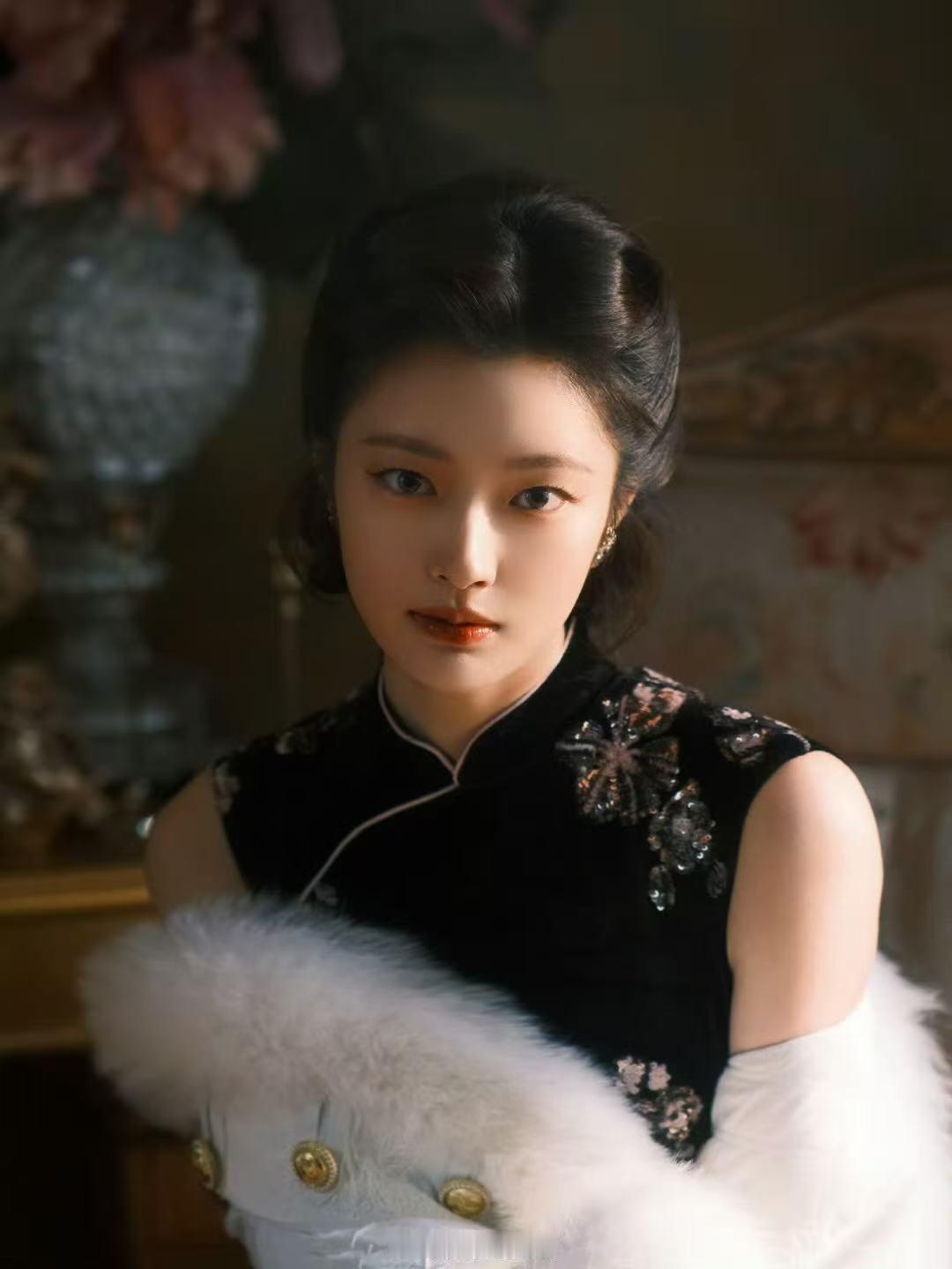 徐若晗旗袍造型大片​​​徐若晗真的好适合旗袍造型～各种风格都能驾驭，真的太美啦