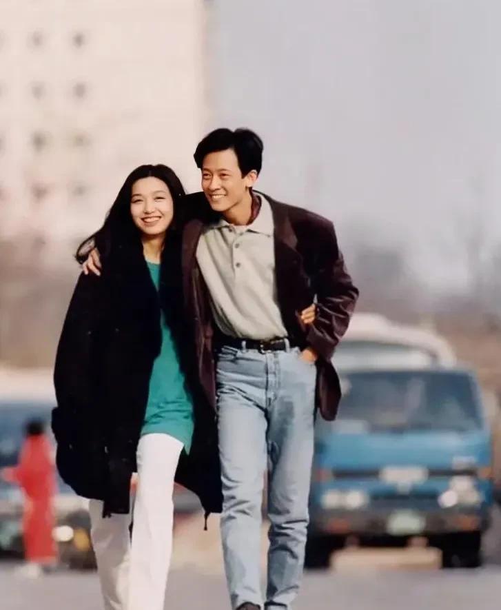 1994年，江珊和王志文在北京街头，留下的美好瞬间。江珊当时27岁，貌美如花。王