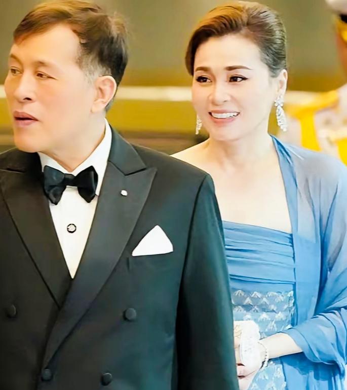 苏提达看向泰国国王的眼神太甜蜜了吧？这微笑的表情看上去是不是特别漂亮啊？苏提