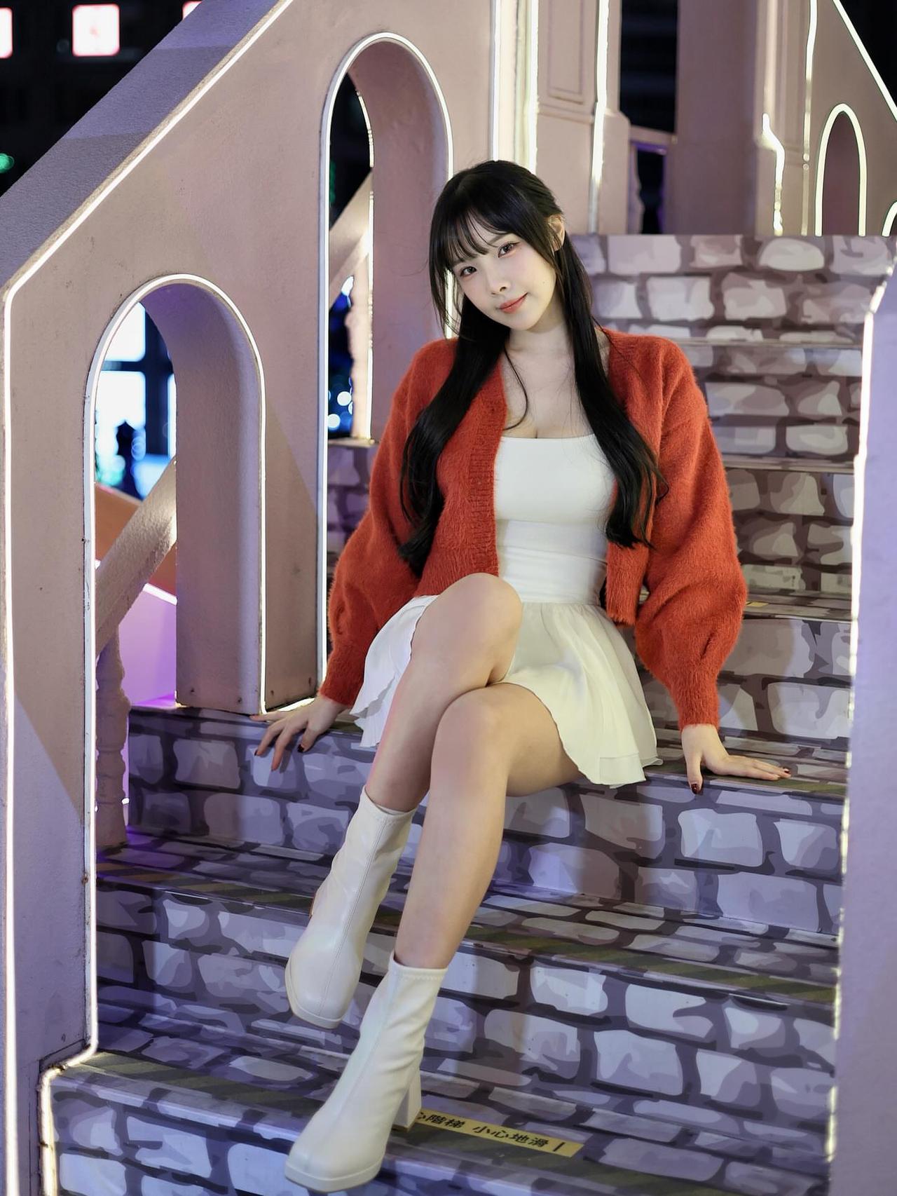 少女心满满，红衣白裙，梦幻楼梯，甜美笑容温柔可爱的女生你喜欢吗?阳光白裙少女