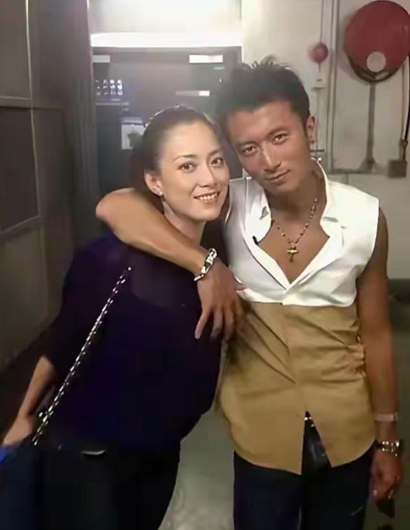 谢霆锋年轻的时候好帅气啊！他身边的这位女孩是谁？好漂亮啊！大眼睛，皮肤白皙，端庄
